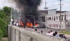 Trung Quốc: Hiện trường tiêm kích J-7 lao xuống nhà dân, bốc cháy ngùn ngụt