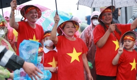 Trực tiếp U23 Việt Nam vs U23 Thái Lan: Cơn mưa không thể làm giảm sự cuồng nhiệt của người hâm mộ Việt Nam 