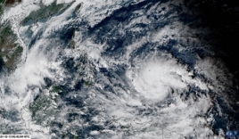 Bão RAI tiếp tục mạnh lên giật cấp 17, càn quét Philippines trước khi vào biển Đông