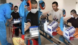 Rần rần hình ảnh thầy trò Tịnh Thất Bồng Lai 'hào hứng' lấy máu... test Covid-19