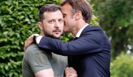 Khoảnh khắc Tổng thống Macron 'yêu đắm đuối' ông Zelensky khiến CDM sửng sốt