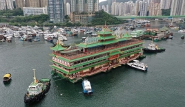 Nhà hàng nổi Jumbo biểu tượng của Hong Kong lật úp trên Biển Đông