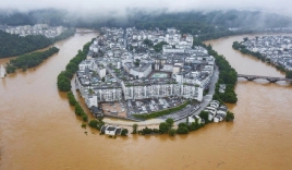 Trung Quốc oằn mình trước mưa lũ tàn khốc nhất 60 năm qua, hàng trăm nghìn người chịu cảnh 'màn trời chiếu đất'