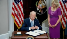 Nước Mỹ trải qua ngày lịch sử khi Joe Biden ký thông qua luật kiểm soát súng đạn
