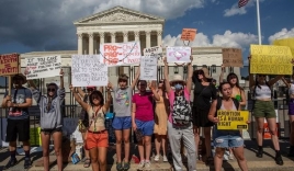 Phụ nữ Mỹ đòi 'cấm vận chăn gối' để phản đối luật cấm phá thai
