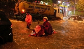 Mưa tầm tã nhấn chìm nhiều tuyến phố, người dân Hà Nội 'bơi' về nhà