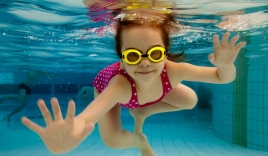 Cho trẻ học bơi và những điều bố mẹ cần biết