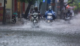 Hà Nội đón 'mưa vàng' giải nhiệt, người dân 'bơi' bì bõm trên đường 