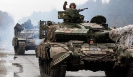Anh điều quân đến Đông Âu, Mỹ rót tiền cho Ukraine chống Nga