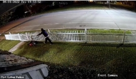 Chủ nhà xem camera phát hiện tên trộm có hành động 'nhân văn' ngay trước sân nhà