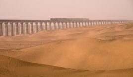Cận cảnh tuyến đường sắt đầu tiên trên thế giới chạy quanh sa mạc