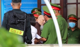 Chùm ảnh buổi xét xử vụ án Tịnh Thất Bồng Lai: YouTuber 1 tay 2 máy nối đuôi nhau 'tác nghiệp', những ai vắng mặt?