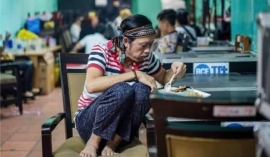 Hình ảnh Hoài Linh lủi thủi ngồi ăn ‘cơm mắm’, gây chú ý nhất là dáng ngồi 'huyền thoại'
