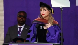 Taylor Swift xuất thần trong buổi lễ nhận bằng Tiến sĩ, nhan sắc nghiêng nước nghiêng thành
