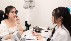 Tròng kính đổi màu tự động: Giải pháp mới cho người cận đi nắng