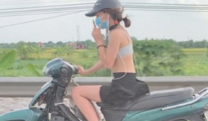 Cô gái ăn mặc thiếu vải phóng xe máy trên đường còn vô tư tạo dáng khi bị quay clip