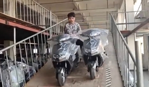'Người vận chuyển' phiên bản đời thực khoe kỹ năng 2 tay 2 xe máy khiến dân tình bội phục