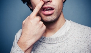  Ngoáy mũi có thể làm tăng nguy cơ mắc bệnh Alzheimer