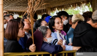 'Biển người' chen lấn đi lễ đầu năm tại chùa Tam Chúc