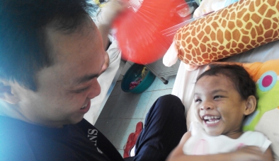 Vụ bé gái 4 tuổi bị đánh dã man: Đưa bé Ngân đi giám định thương tật