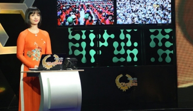 MC Tùng Chi 'Đường lên đỉnh Olympia' trẻ trung ở tuổi 40