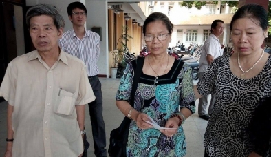 Xử vụ TMV Cát Tường: Mẹ chị Huyền mắt đỏ hoe trong phiên tòa