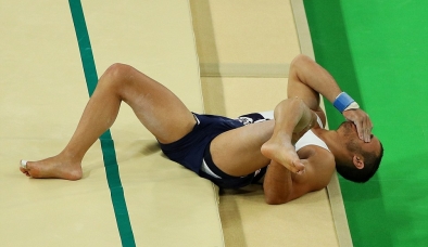 Video: VĐV thể dục dụng cụ Pháp gẫy đôi chân tại Olympic 2016