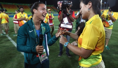 Màn cầu hôn VĐV đồng tính nữ lãng mạn ngay trên sân đấu Olympic Rio
