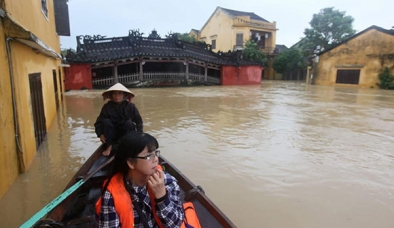 Nhà danh ca Ánh Tuyết bị ngập tới nóc vì bão số 12
