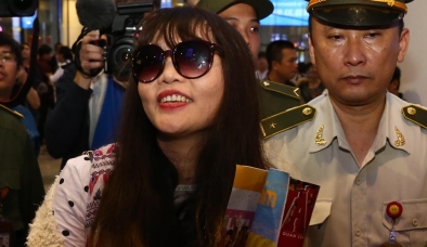 Đoàn Thị Hương cười rạng rỡ khi về đến Việt Nam