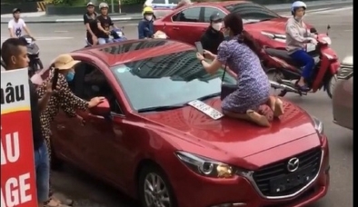 Thái Nguyên: Vợ trèo lên cả nóc capo đánh ghen, mang cả giấy ĐKKH khi công an xuất hiện