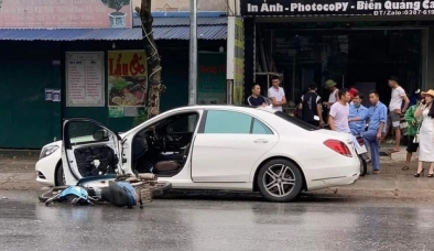 Xe Wave tông gãy cửa Mercedes S400 của nữ tài xế ở Thái Nguyên