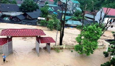 Nghệ An: Lũ quét kinh hoàng, nhiều ngôi nhà, ô tô bị cuốn trôi