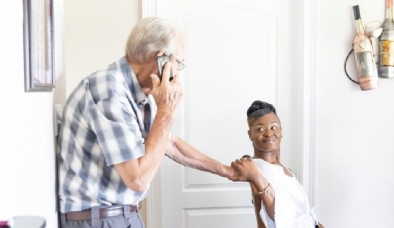 Video: Cô gái 24 tuổi bất chấp tất cả để cưới người tình hơn mình 61 tuổi