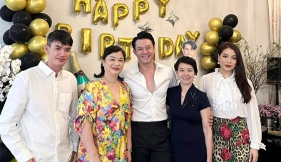 Biểu cảm của tình trẻ dành cho Trương Ngọc Ánh trong tiệc sinh nhật 