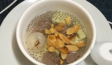 Cách làm chè khúc bạch kết hợp với trái cây tươi ăn giải ngấy ngày Tết