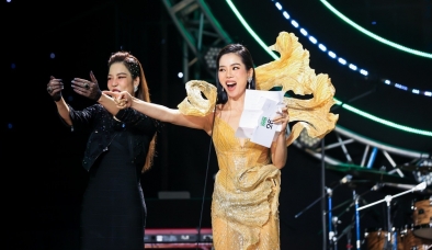 Lệ Quyên gây tranh cãi khi lên đọc giải thưởng tại 'Làn sóng xanh'