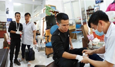 'Người hùng' Nguyễn Ngọc Mạnh băng bó tay phải vì chấn thương sau pha cứu cháu bé rơi từ tầng 13 chung cư