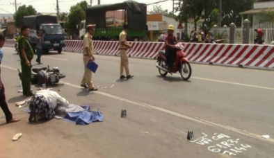 Chạy xe máy ngược chiều trên quốc lộ, nam sinh bị xe ba gác tông tử vong