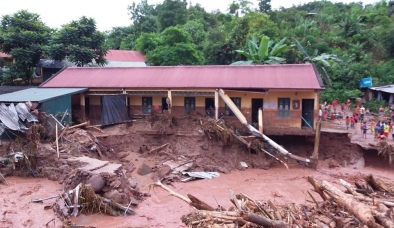 Lũ quét cuồn cuộn cuốn trôi nhiều nhà cửa tại Điện Biên, 3 xã bị cô lập