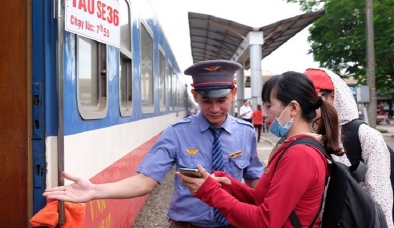 Thí sinh và người thân được giảm giá vé tàu khi đi thi, nhập học 