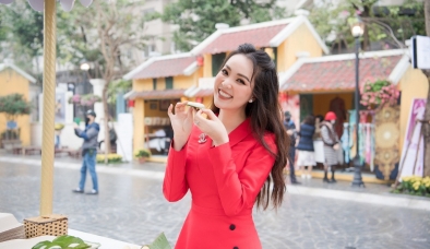 Á hậu Thụy Vân đọ sắc cùng MC Đan Lê tại đường hoa xuân hút khách bậc nhất Hà Nội