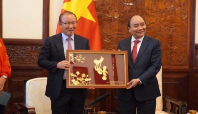 Gặp mặt 2 công thần của bóng đá Việt Nam, Chủ tịch nước tặng quà mẹ HLV Park Hang-seo