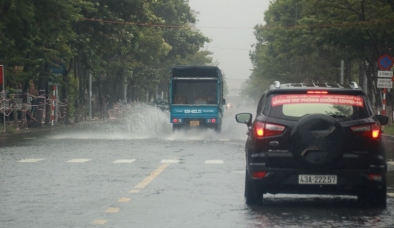 Bão số 5 suy yếu thành áp thấp nhiệt đới, gây mưa lớn cho Đà Nẵng đến Bình Định