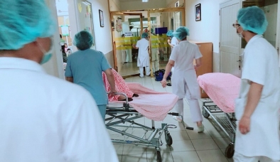 Ngỡ ngàng mẹ nữ sinh lớp 7 đẻ rơi trong nhà vệ sinh cũng từng đẻ con khi mới... 14 tuổi?