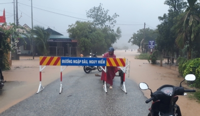 Bão số 5: 45 người kẹt trong rừng Thừa Thiên - Huế; 50 căn nhà tốc mái ở Quảng Trị