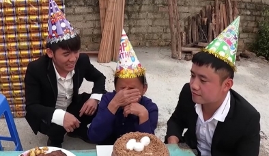 Hưng Vlog trêu bà Tân Vlog tức phát khóc vì tổ chức sinh nhật cho... gà