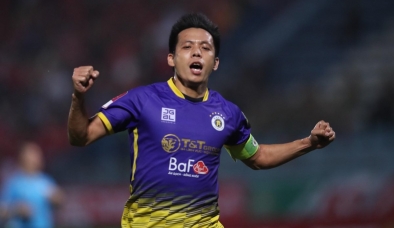 'Dính' cùi chỏ từ cầu thủ SLNA, tiền đạo Văn Quyết có động thái trên MXH