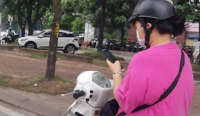 Lái xe máy bằng một tay có bị xử phạt?