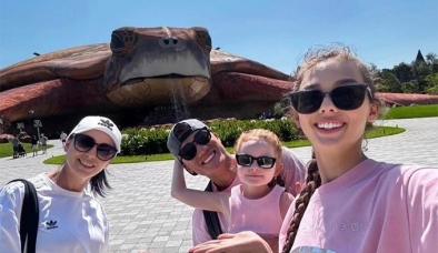 Thủ môn Bùi Tiến Dũng tạo dáng cùng vợ Tây, gấp đôi visual là có thật